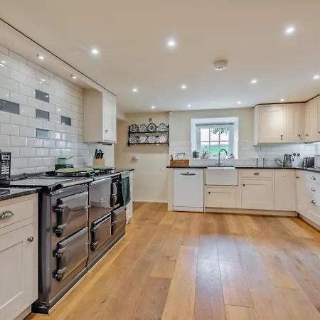 4 Bed In Oc-y33284 Holiday home Ellonby